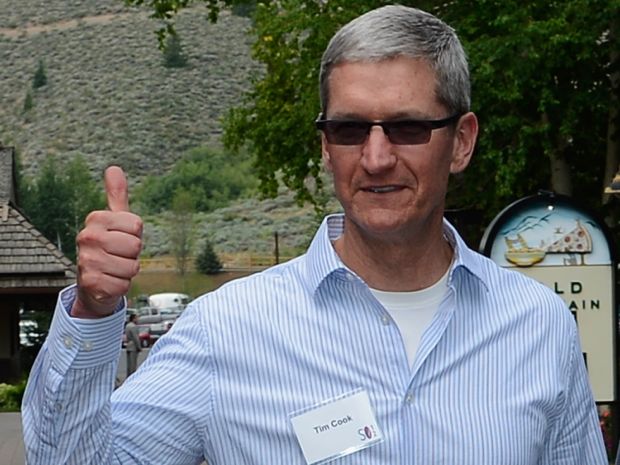 tim-cook-thumbs-up