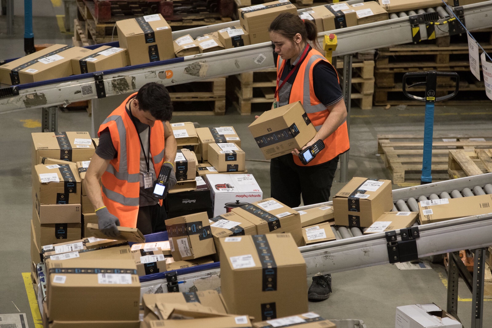 New Amazon patent gives details on hand-tracking wristbands for warehouse workers