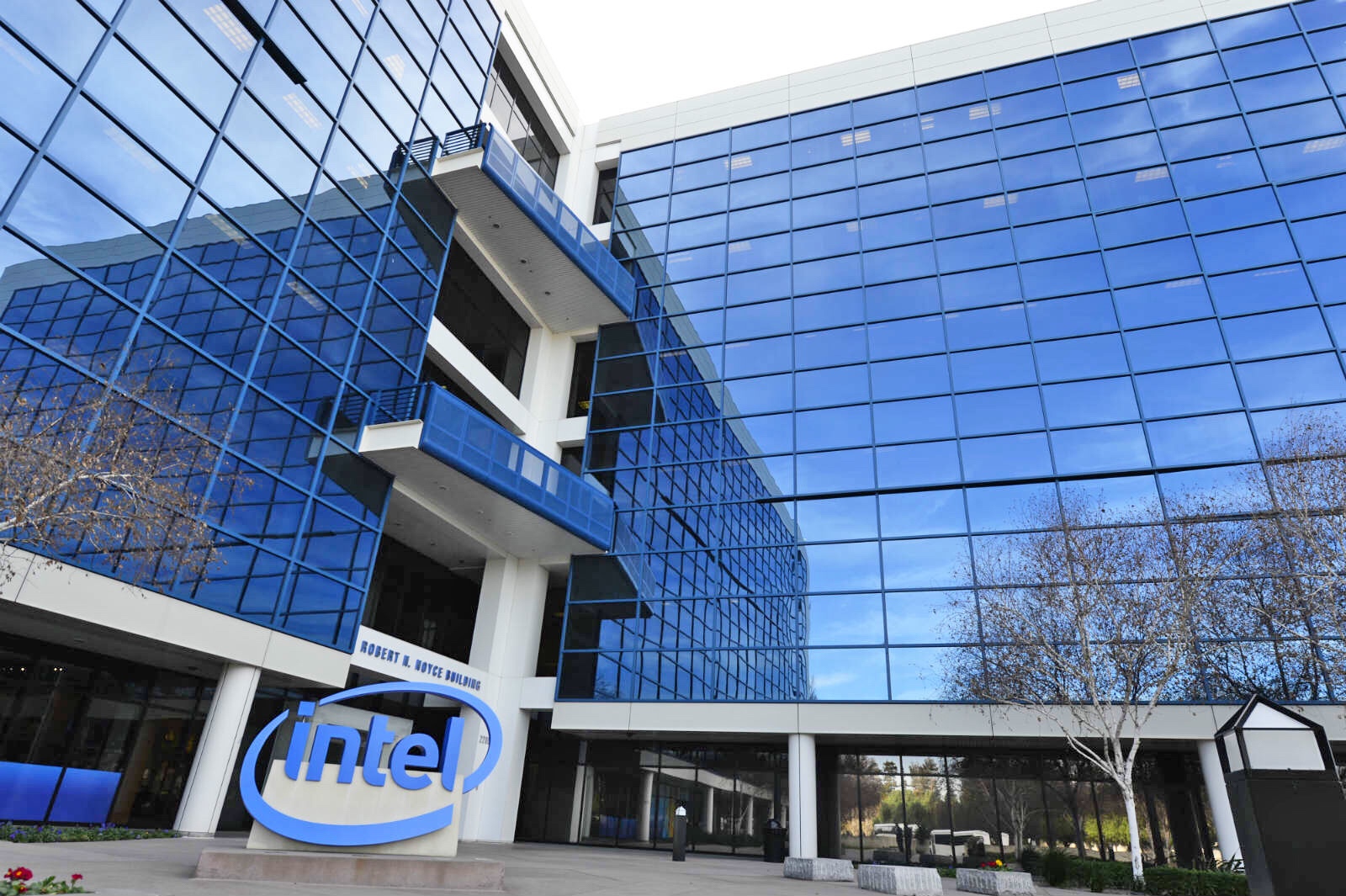 Intel has promised to bring Spectre- and Meltdown-proof chips this year