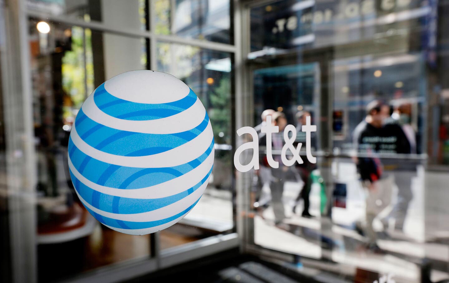 AT&T expands its ‘sponsored data’ program to prepaid customers