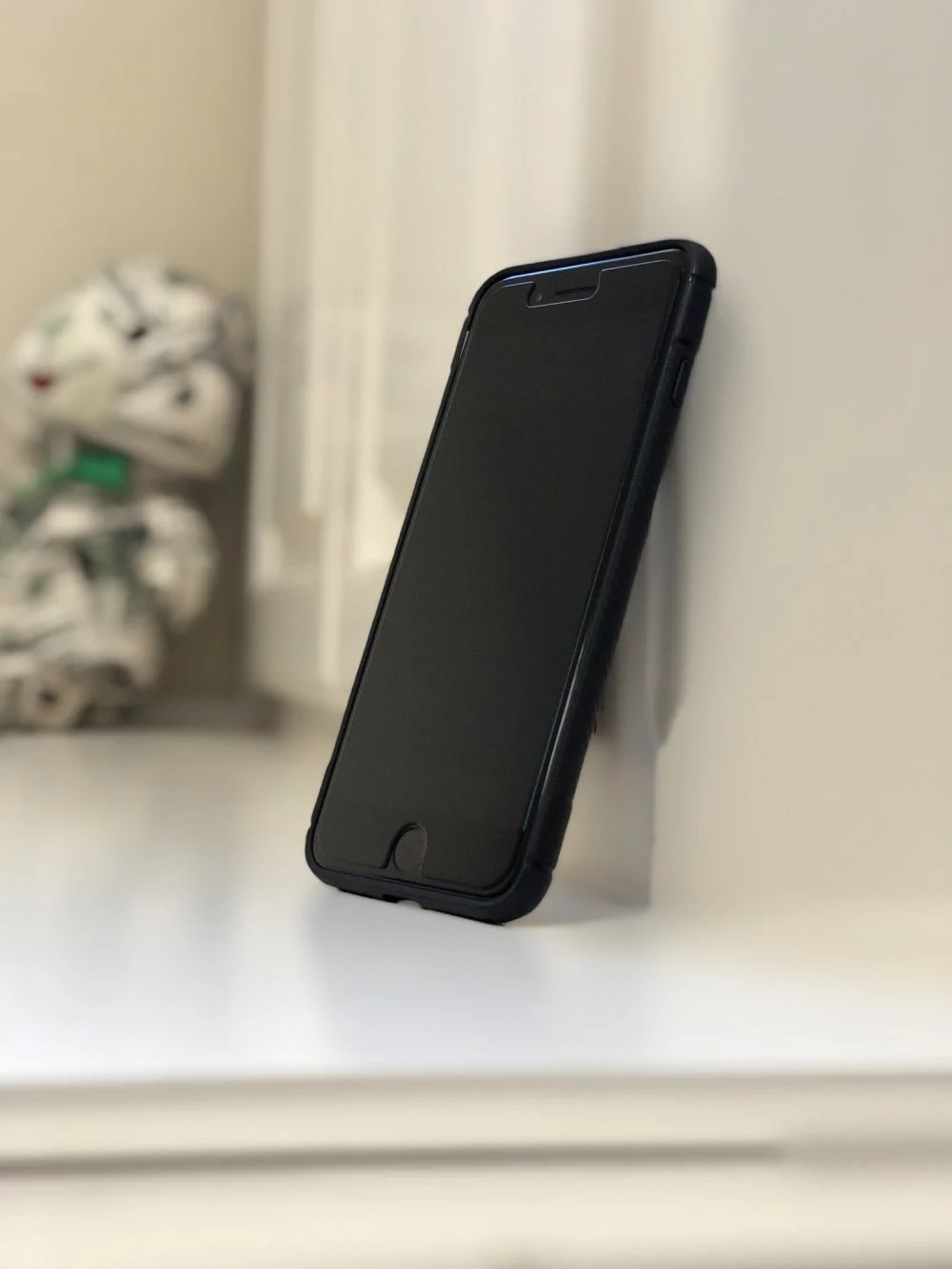 JoltDOWNLOAD: iPhone Black Wallpaper