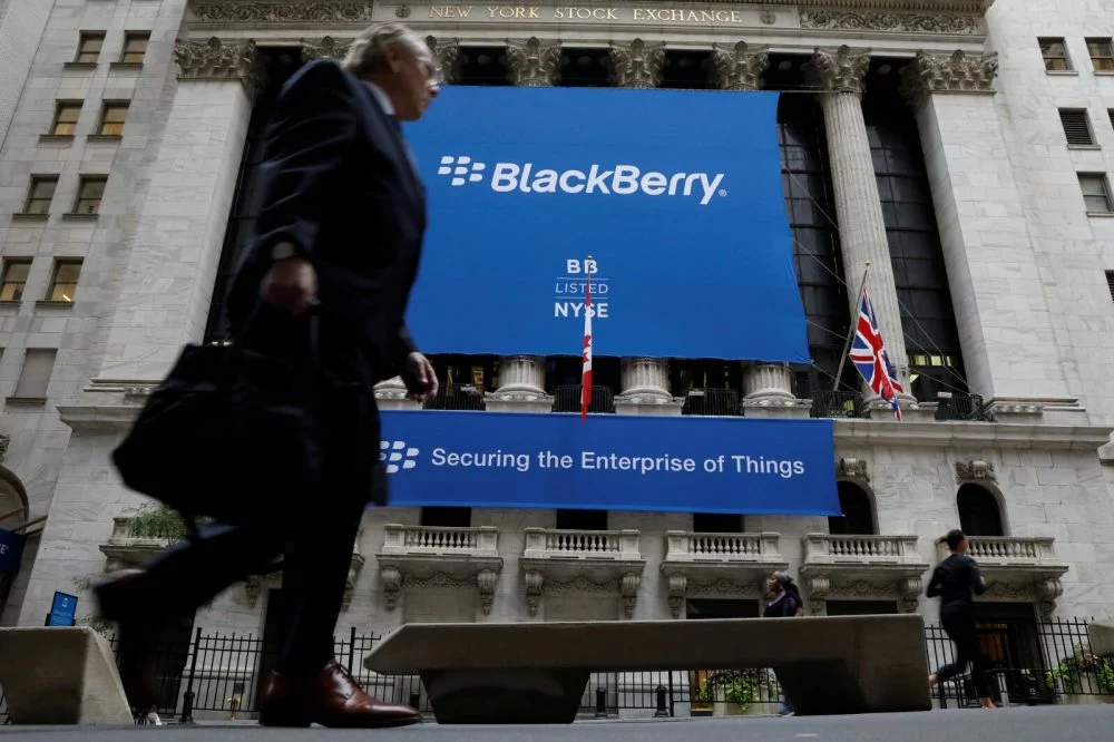 BlackBerry is suing Facebook for isolating messaging patents