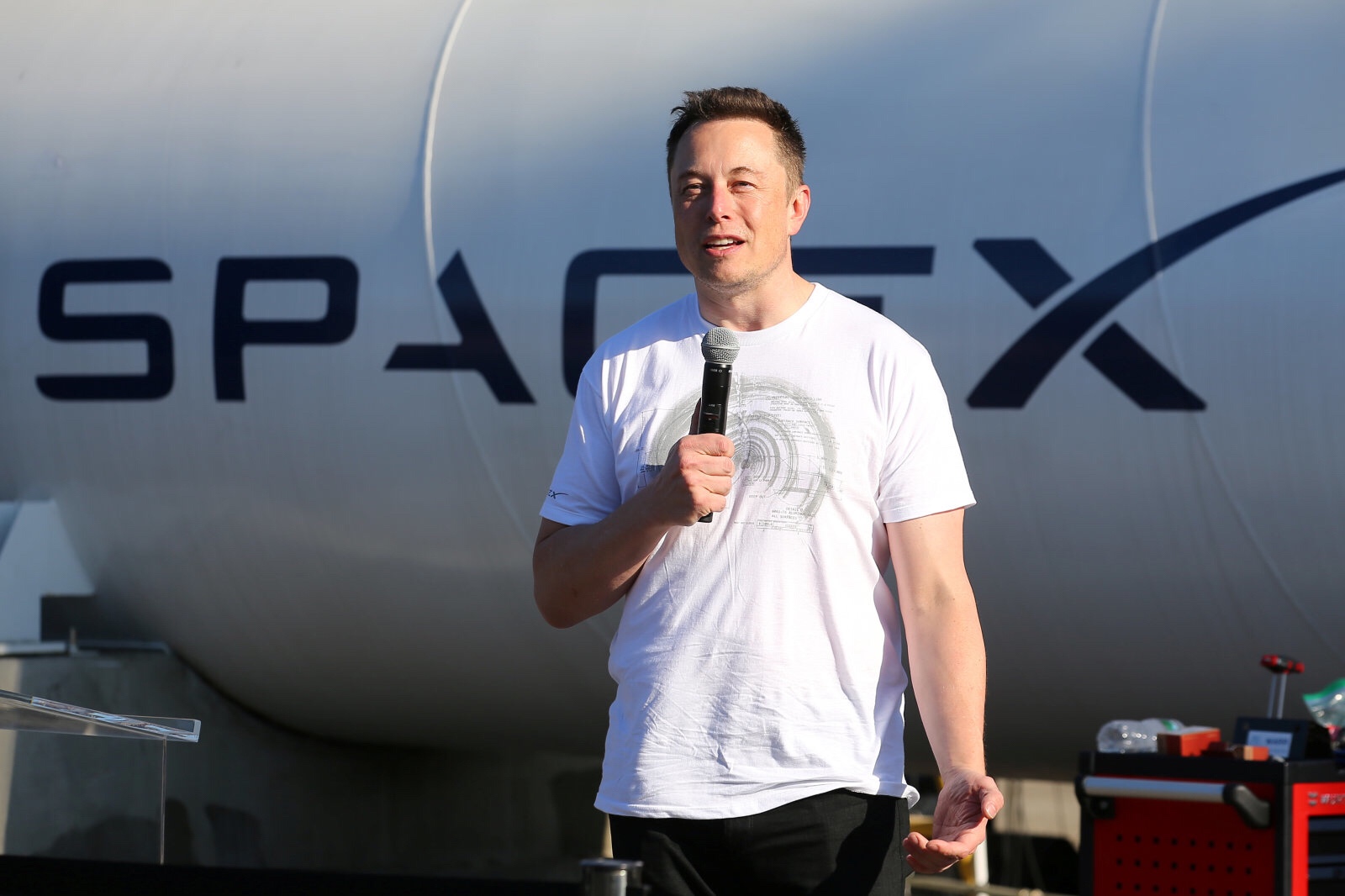 Elon Musk removes SpaceX and Tesla pages from Facebook