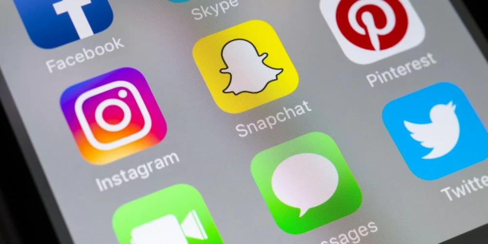 Snapchat and Instagram pull Giphy integration because of racist GIF