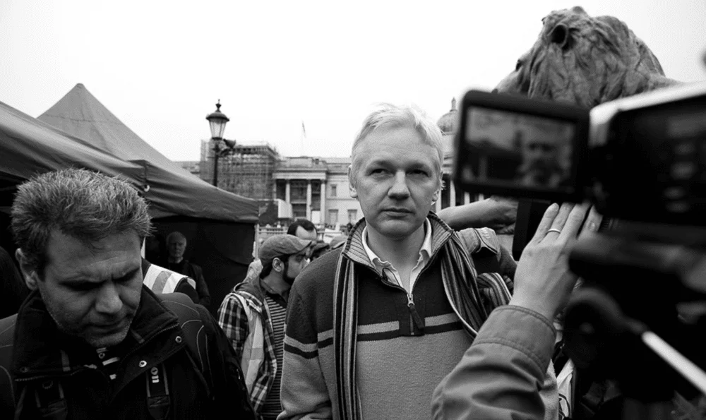 julian assange has received an australian passport