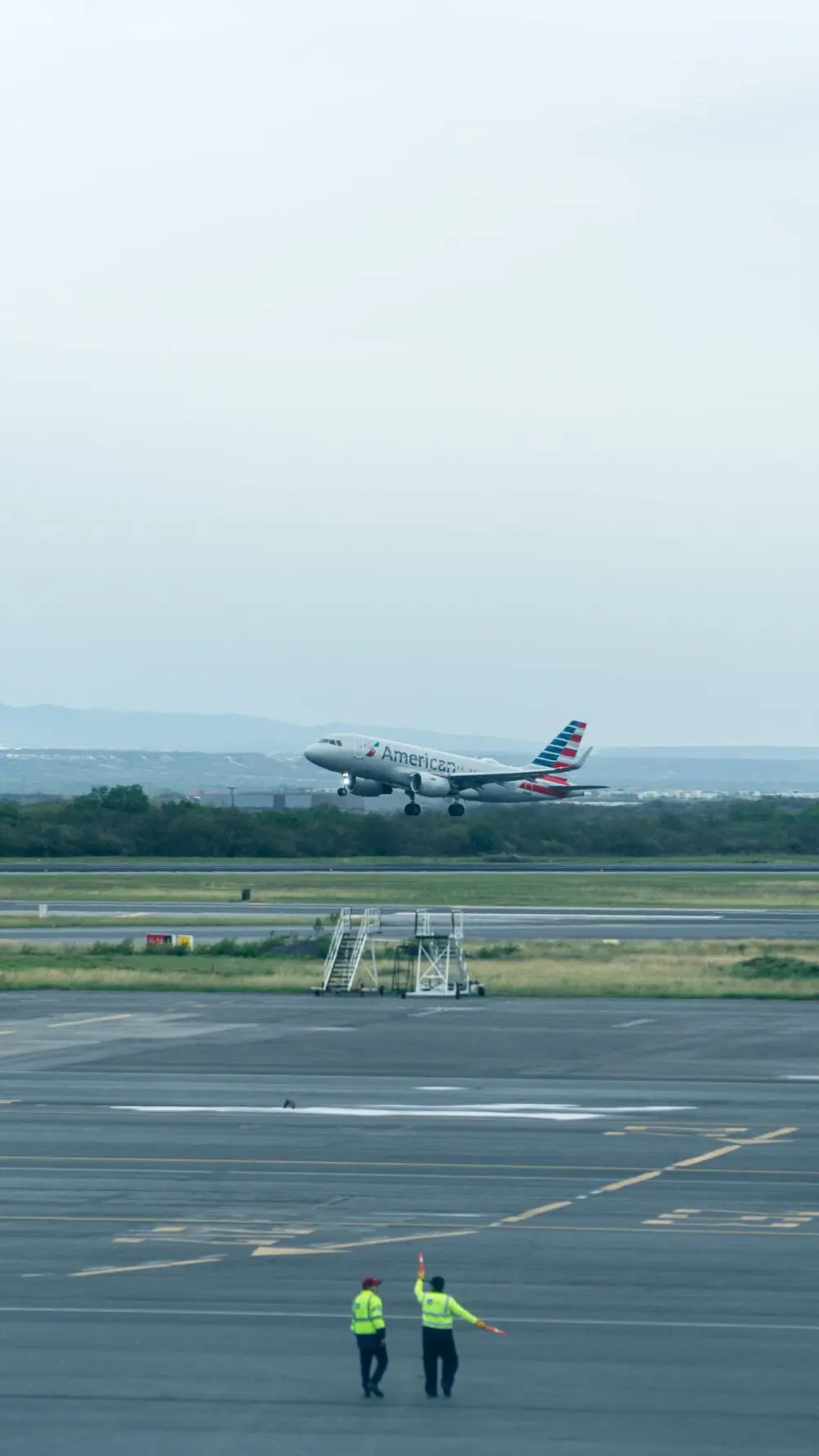 Airplane taking off from the runway, fuel costs behind United Airlines earnings