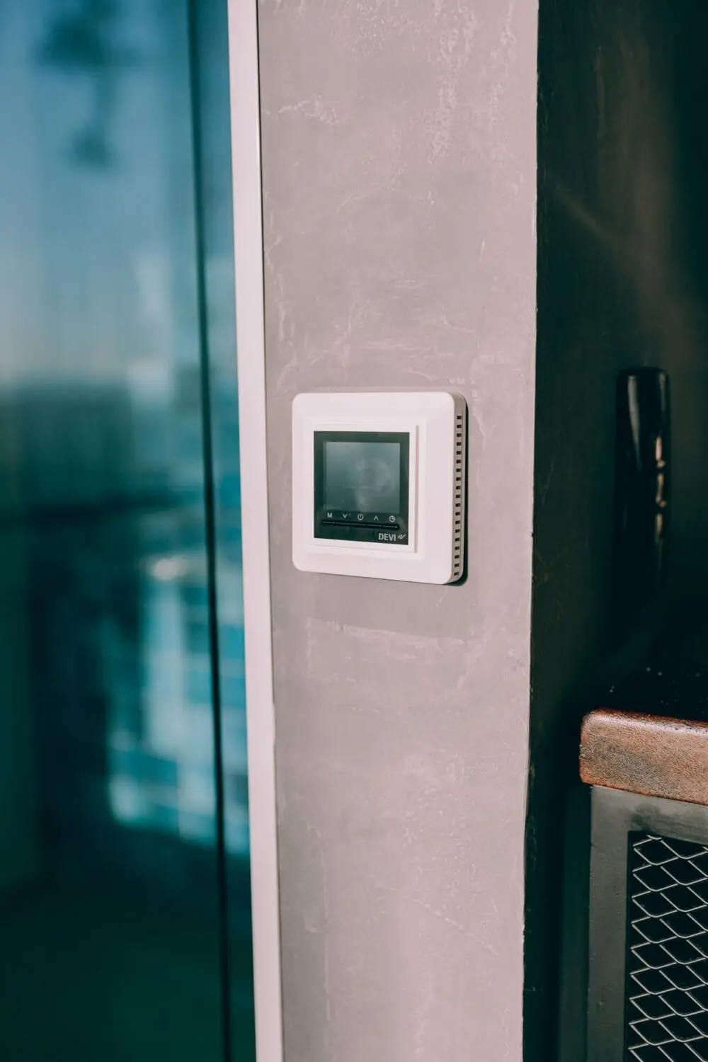 Wall-mounted digital thermostat, a simple way to lower winter heating costs