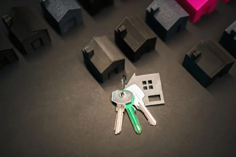 House keys among miniature houses, illustrating the 10 year Treasury yield and mortgage rates