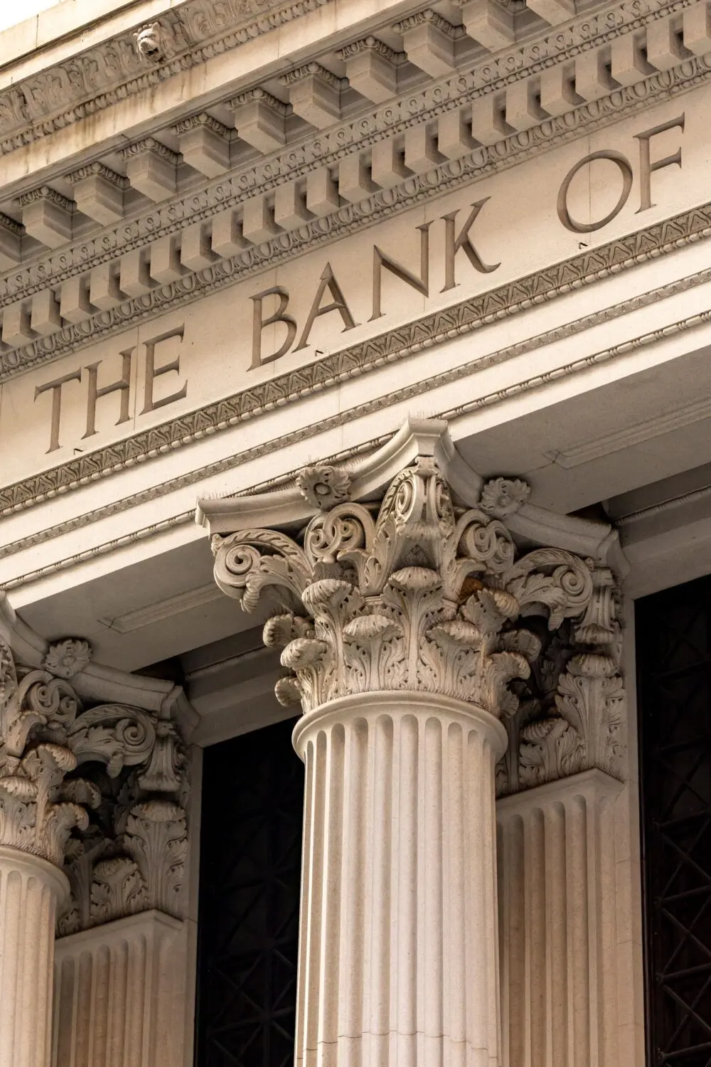 A classic bank building with columns, a reminder of how the FDIC insurance limit protects deposits