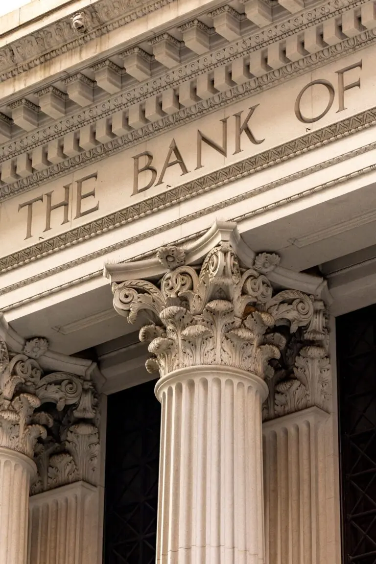 A classic bank building with columns, a reminder of how the FDIC insurance limit protects deposits