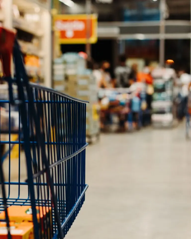 Shopping cart in a supermarket aisle, illustrating a product recall roundup