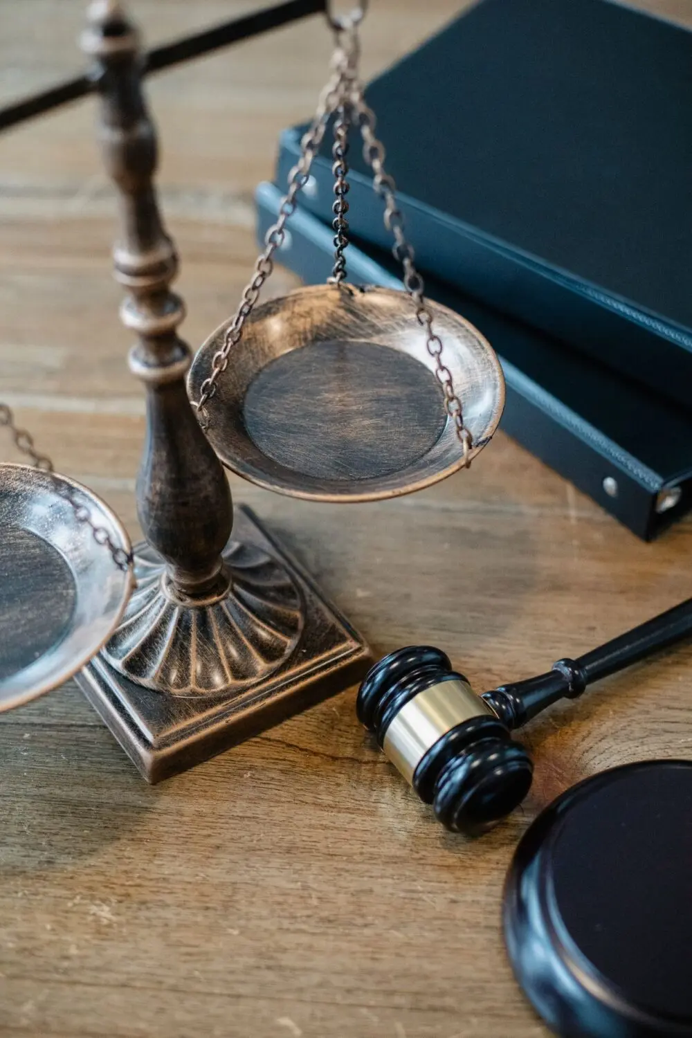 Scales of justice and a gavel, symbolizing the lawsuits behind the Character.AI bankruptcy