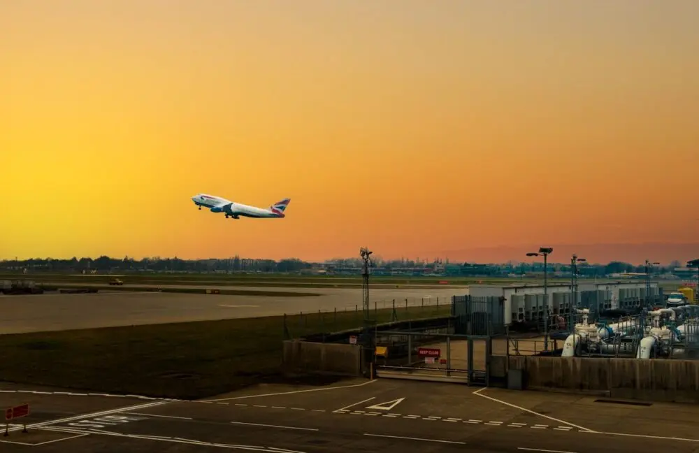 Airplane ascending at sunset, a read-through for United Airlines earnings after Delta's fuel-driven cut