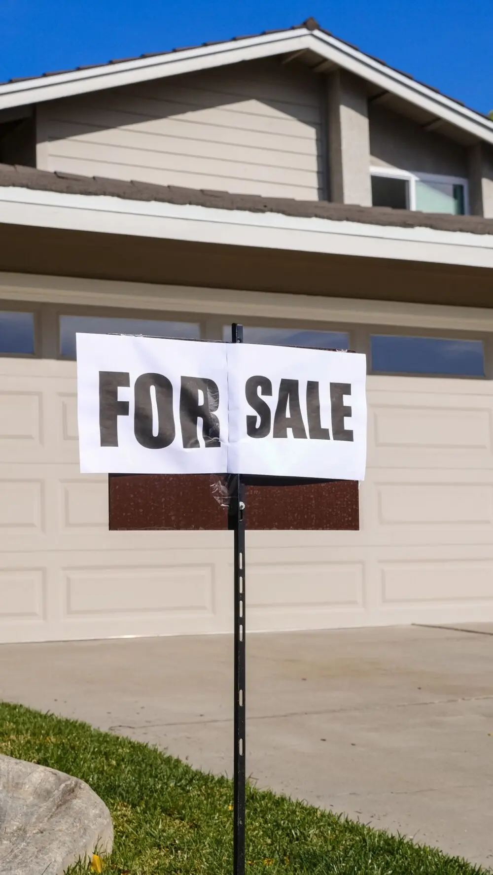 Suburban house with a for sale sign, showing the seller side of weak pending home sales