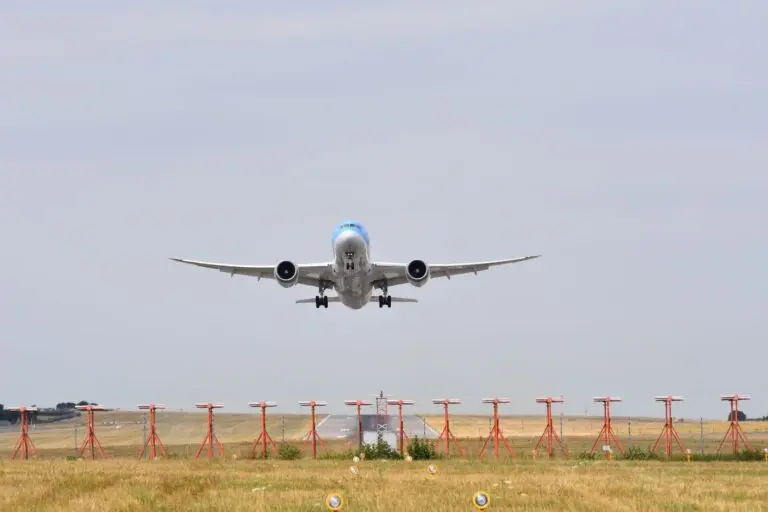 Wide body airplane taking off from a runway ahead of United Airlines earnings